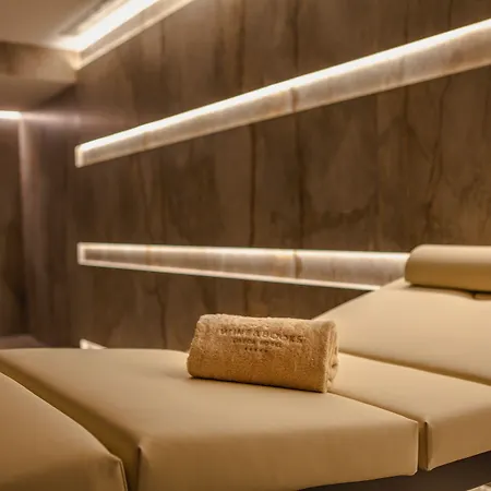 Hotel Wine & Books