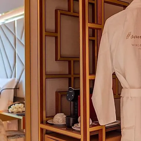 מלון Wine & Books