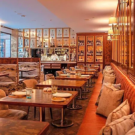 Wine & Books 5* Lisbon